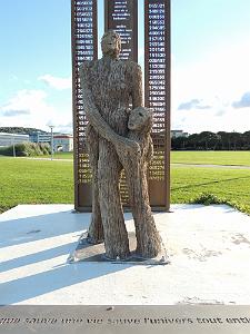 40  Stele La Maman et so Enfant